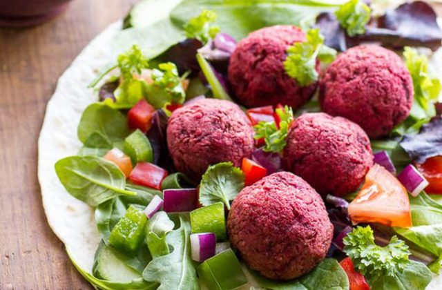Beetroot falafels with peanut satay